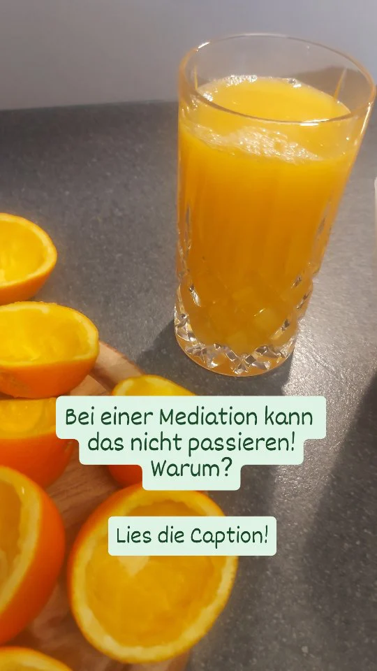 Zwei Schwestern, eine Orange – und ein klassisches Missverständnis, das so viel über Verhandlungsführung verrät. 🍊 Die eine wollte den Saft trinken, die andere die Schale zum Backen nutzen. Stattdessen bekamen beide nur die Hälfte und waren unzufrieden. Warum? Weil sie nur ihre Forderungen ausgesprochen haben – und nicht ihre Interessen.

Das zeigt: Wenn wir uns in Verhandlungen oder Konflikten nur auf Positionen konzentrieren, bleibt oft das Potenzial für echte Lösungen ungenutzt. Hätten die Schwestern gesagt, warum sie die Orange wollten, hätte eine simple Win-Win-Lösung auf der Hand gelegen: Saft für die eine, Schale für die andere. Win-Win, oder? 💡

Doch hier endet die Geschichte nicht: Im echten Leben sind Win-Win-Situationen nicht immer so leicht zu finden. Manchmal ist Wertschöpfung kompliziert, manchmal gibt es echte Grenzen. Aber eines ist sicher: Wenn wir die Interessen hinter den Forderungen verstehen, schaffen wir bessere Chancen, uns gegenseitig zu helfen und kluge Lösungen zu finden. 🤝

👉 Meine Message an dich: Frag beim nächsten Konflikt nicht nur was jemand will – frag auch warum! Vielleicht findest du eine Lösung, die euch beiden nützt und Zufriedenheit auf beiden Seiten schafft.

Was ist deine Meinung? Hast du schon einmal eine Situation erlebt, in der du durch Nachfragen eine unerwartete Lösung gefunden hast? Lass es mich in den Kommentaren wissen! ⬇️
#Verhandeln #Interessen #WinWin #LifeLessons #OrangenStory #Konfliktlösung
